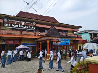 Suasana di lingkungan SMK PGRI 1 Palembang pada hari pertama masuk sekolah pasca libur panjang Lebaran, Senin (30/3/2026). Foto : Dok SMK PGRI 1 Palembang