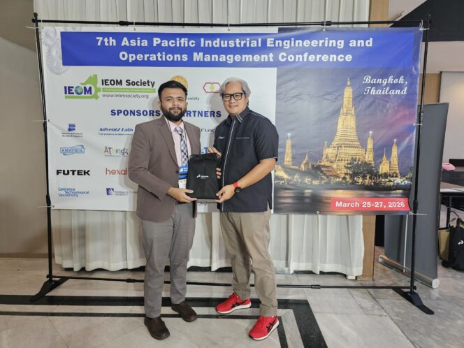 
Assistant Manager Brand & Media Pertamina Drilling, Ade Barkah Darmond saat di ajang 7th Asia Pacific Conference on Industrial Engineering and Operations Management (IEOM) di Bangkok. Foto : Dok Pertamina Driling