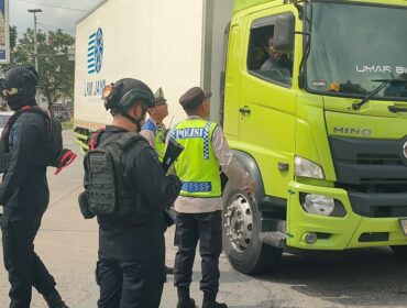 Polda Sumsel saat menggelar patroli truk sumbu tiga. Foto : Polda Sumsel