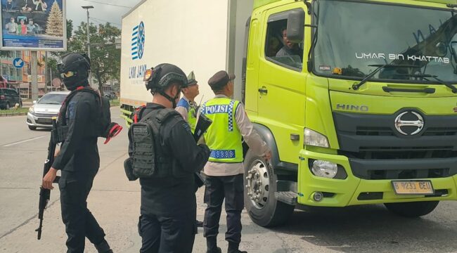 Polda Sumsel saat menggelar patroli truk sumbu tiga. Foto : Polda Sumsel