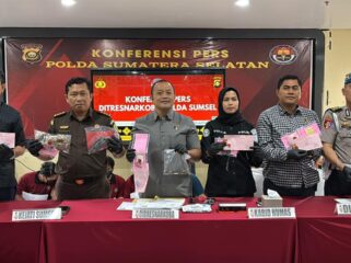 Direktur Reserse Narkoba Polda Sumsel, Kombes Pol Yulian Perdana saat melakukan rilis pemusnahan narkoba. Foto : Dok Polda Sumsel