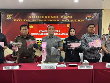 Direktur Reserse Narkoba Polda Sumsel, Kombes Pol Yulian Perdana saat melakukan rilis pemusnahan narkoba. Foto : Dok Polda Sumsel