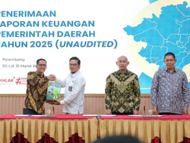 Wali Kota Palembang, Ratu Dewa, menyerahkan Laporan Keuangan Pemerintah Daerah (LKPD) Tahun Anggaran 2025 pada Selasa, 31 Maret 2026/ist.
