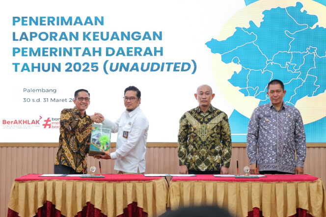 
Wali Kota Palembang, Ratu Dewa, menyerahkan Laporan Keuangan Pemerintah Daerah (LKPD) Tahun Anggaran 2025 pada Selasa, 31 Maret 2026/ist. 