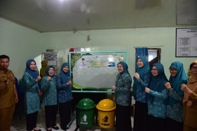 
Ketua TP PKK, Dewi Sastarani, menghadiri kegiatan Monitoring dan Evaluasi (Monev) program di Kelurahan Sri Mulya, Kecamatan Sematang Borang/ist. 