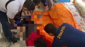 Polisi saat mengevakuasi jenazah. Foto : Istimewa