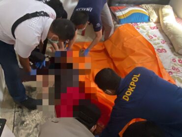 Polisi saat mengevakuasi jenazah. Foto : Istimewa