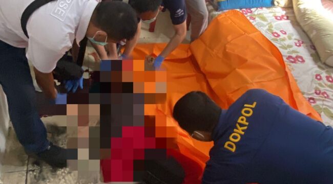 Polisi saat mengevakuasi jenazah. Foto : Istimewa