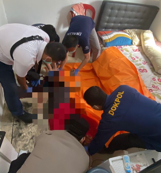 
Polisi saat mengevakuasi jenazah. Foto : Istimewa