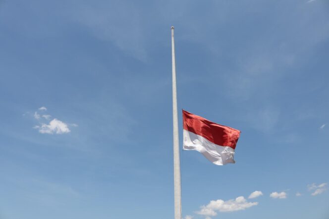 
Hormati Wapres Ke-6 RI Try Sutrisno, Pemerintah Instruksikan Pengibaran Bendera Setengah Tiang Selama 3 Hari