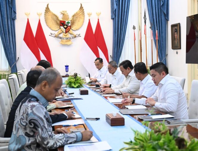 
Prabowo Pastikan Harga Bahan Pokok Stabil dan Infrastruktur Siap Jelang Idulfitri