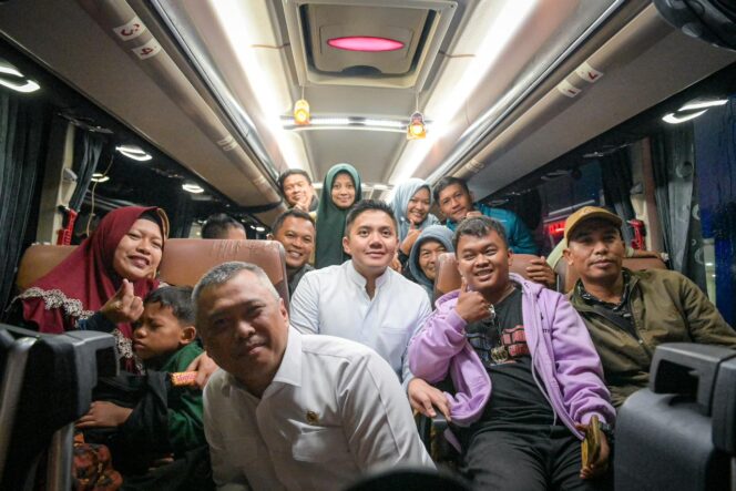 
Pastikan Kelancaran Mudik, Seskab Teddy dan Menhub Dudy Pantau Arus Balik