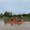 Tim SAR saat mencari kakek yang hilang di Sungai Komering. Foto : Basarnas Palembang