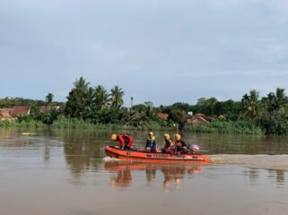 Tim SAR saat mencari kakek yang hilang di Sungai Komering. Foto : Basarnas Palembang