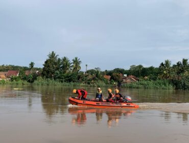 Tim SAR saat mencari kakek yang hilang di Sungai Komering. Foto : Basarnas Palembang