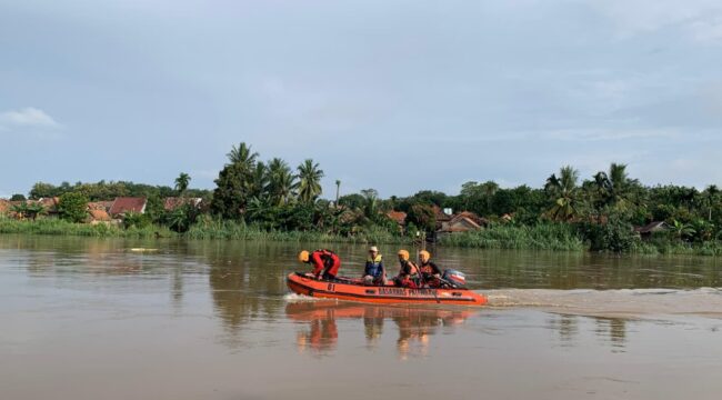 Tim SAR saat mencari kakek yang hilang di Sungai Komering. Foto : Basarnas Palembang