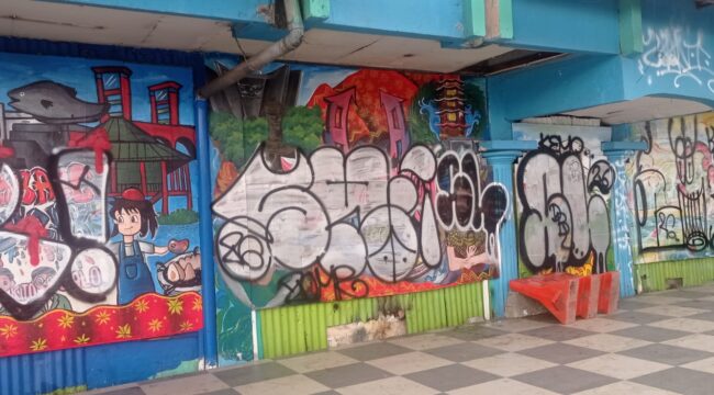 Aksi vandalisme yang merusak mural di kawasan Simpang Charitas, Palembang. Foto : Abdullah Toriq/Urban Id