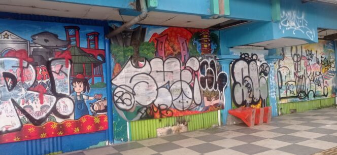 
Aksi vandalisme yang merusak mural di kawasan Simpang Charitas, Palembang. Foto : Abdullah Toriq/Urban Id
