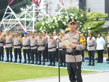 Kapolda Sumsel, Sandi Nugroho, saat memimpin apel pagi sekaligus halal bihalal di Mapolda Sumsel, Rabu (25/3/2026). Foto : Polda Sumsel