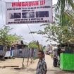 Warga saat menunjukkan baliho tuyul di Jakabaring. Foto : Istimewa