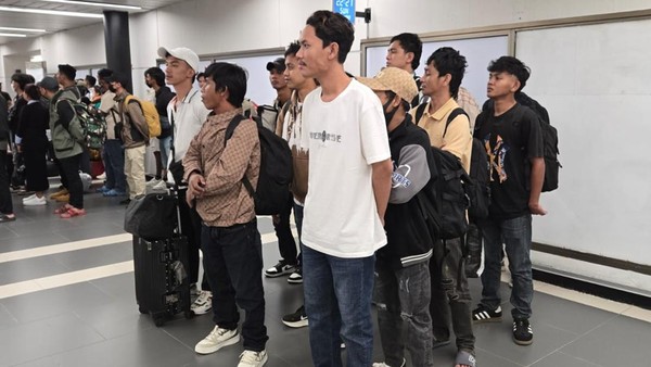 Belasan WNI yang hendak pulang ke Palembang dari Kamboja. Foto : Dok BP3MI