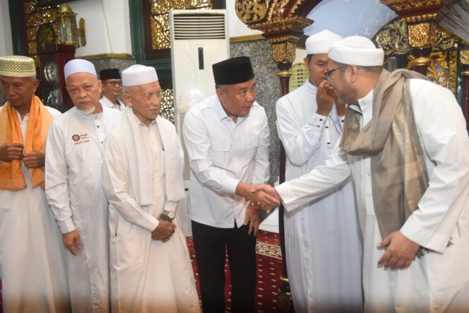 
Safari Jumat di Masjid Sultan Mahmud Badaruddin II, Wagub Cik Ujang Pererat Silaturahmi dengan Jemaah