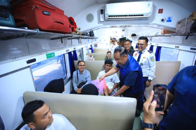 
Cik Ujang Lepas Peserta Mudik Gratis Pemprov Sumsel Lebaran di Stasiun Kertapati