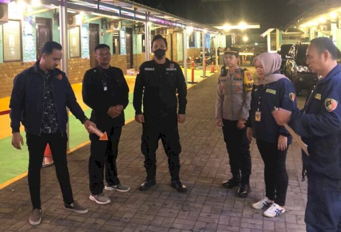 
Polisi saat melakukan Olah TKP. Foto : Istimewa
