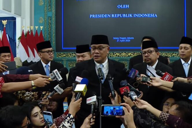 
Menteri Lingkungan Hidup, Muhammad Jumhur Hidayat. (YouTube Sekretariat Presiden)