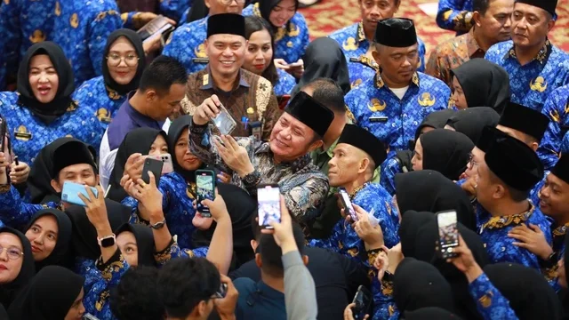 Gubernur Sumsel Herman Deru bersama ASN lingkup Pemprov Sumsel yang baru dilantik. Foto : Humas Pemprov Sumsel
