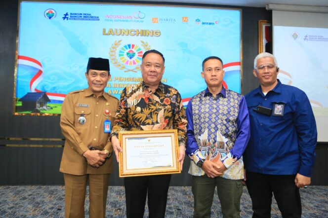 
Pemprov Sumsel di Bawah Kepemimpinan Herman Deru dan Cik Ujang Terima Penghargaan CSR dari Kemendes PDT