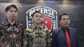 Penasihat Hukum dosen UMP, A Rilo Budiman (kanan) didampingi rekannya. Foto : Istimewa