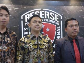 Penasihat Hukum dosen UMP, A Rilo Budiman (kanan) didampingi rekannya. Foto : Istimewa