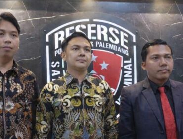 Penasihat Hukum dosen UMP, A Rilo Budiman (kanan) didampingi rekannya. Foto : Istimewa