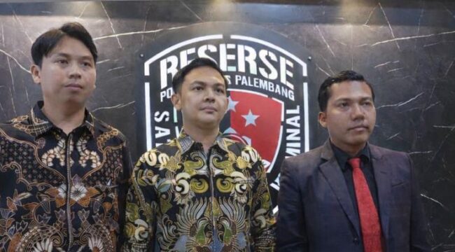 Penasihat Hukum dosen UMP, A Rilo Budiman (kanan) didampingi rekannya. Foto : Istimewa