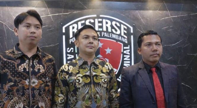 
Penasihat Hukum dosen UMP, A Rilo Budiman (kanan) didampingi rekannya. Foto : Istimewa