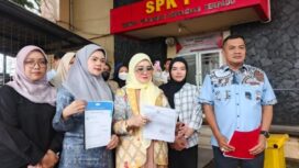 Puluhan korban ditemani pengacara saat melaporkan guru SMKN 1 Palembang ke SPKT Polda Sumsel. Foto : Istimewa