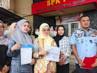 Puluhan korban ditemani pengacara saat melaporkan guru SMKN 1 Palembang ke SPKT Polda Sumsel. Foto : Istimewa