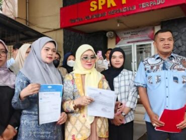 Puluhan korban ditemani pengacara saat melaporkan guru SMKN 1 Palembang ke SPKT Polda Sumsel. Foto : Istimewa