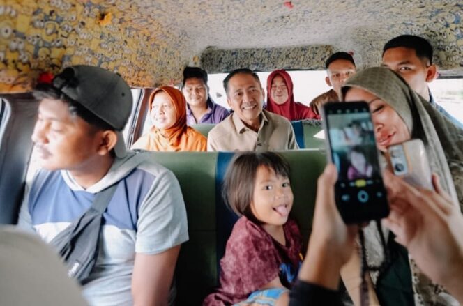 
Sembari Dengarkan Aspirasi Warga, Wali Kota Palembang Berangkat Kerja Naik Angkot