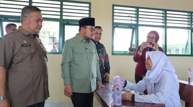 Wakil Wali Kota Palembang, Prima Salam mengunjungi SMP Kartika II-1 Palembang/ist. 