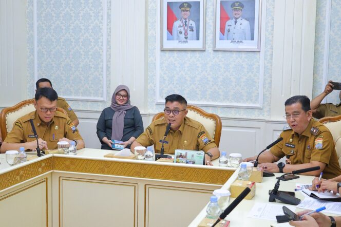 
Sekretaris Daerah (Sekda) Kota Palembang, Aprizal Hasyim, didampingi Plt Asisten I dan Asisten III Setda, Selasa, 14 April 2026/ist.
