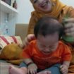 Dalam sebuah rekaman, Seorang perempuan yang dikenal sebagai Ibu Ika tampak melakukan terapi totok dengan menggunakan daun sirih kepada bayi yang terus menangis/ist. 