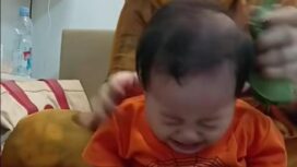 Dalam sebuah rekaman, Seorang perempuan yang dikenal sebagai Ibu Ika tampak melakukan terapi totok dengan menggunakan daun sirih kepada bayi yang terus menangis/ist. 