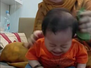 Dalam sebuah rekaman, Seorang perempuan yang dikenal sebagai Ibu Ika tampak melakukan terapi totok dengan menggunakan daun sirih kepada bayi yang terus menangis/ist. 