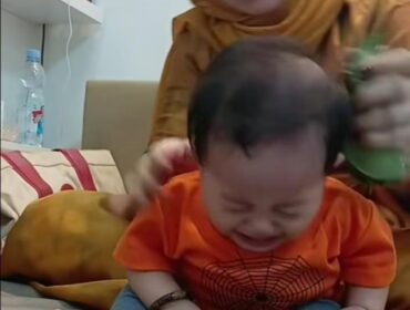 Dalam sebuah rekaman, Seorang perempuan yang dikenal sebagai Ibu Ika tampak melakukan terapi totok dengan menggunakan daun sirih kepada bayi yang terus menangis/ist. 