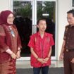Kepala Kejaksaan Negeri Palembang, Muhammad Ali Akbar saat menyerahkan Terpidana ke RSUD Bari Palembang untuk Menjalani Hukuman. Foto : Jefri/Kordanews.com