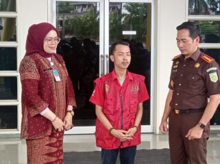 Kepala Kejaksaan Negeri Palembang, Muhammad Ali Akbar saat menyerahkan Terpidana ke RSUD Bari Palembang untuk Menjalani Hukuman. Foto : Jefri/Kordanews.com