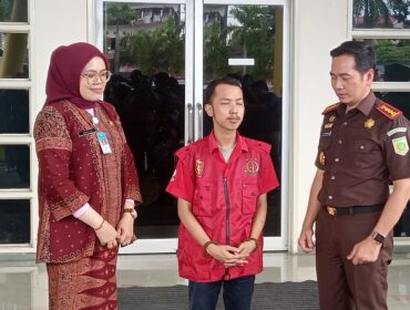 Kepala Kejaksaan Negeri Palembang, Muhammad Ali Akbar saat menyerahkan Terpidana ke RSUD Bari Palembang untuk Menjalani Hukuman. Foto : Jefri/Kordanews.com