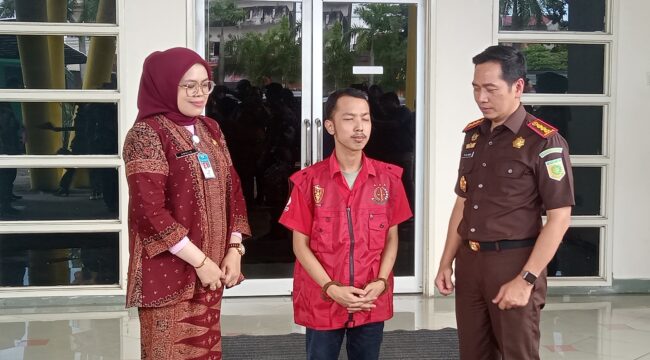 Kepala Kejaksaan Negeri Palembang, Muhammad Ali Akbar saat menyerahkan Terpidana ke RSUD Bari Palembang untuk Menjalani Hukuman. Foto : Jefri/Kordanews.com